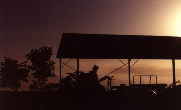 Un hangar au clair de lune