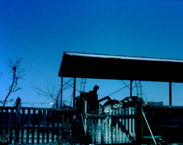 Un hangar au clair de lune 2